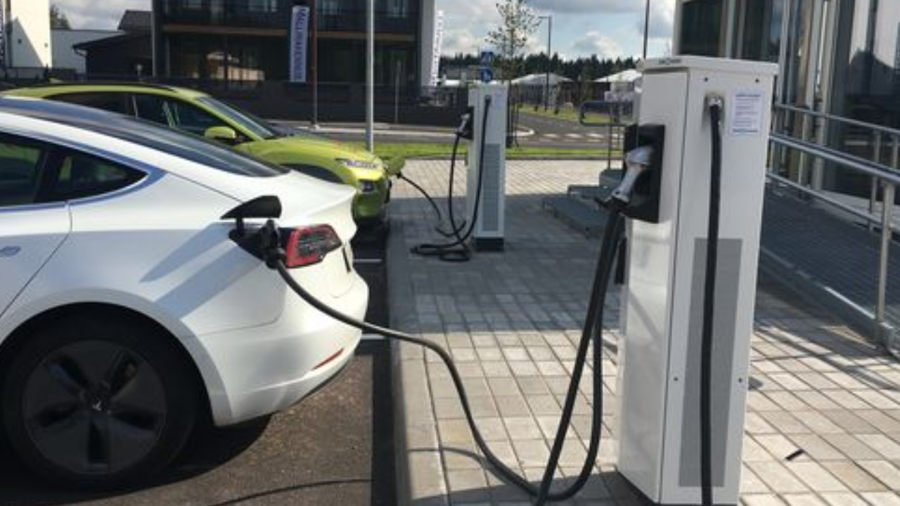 What Benefits Do Electric Vehicle Charging Stations Offer?