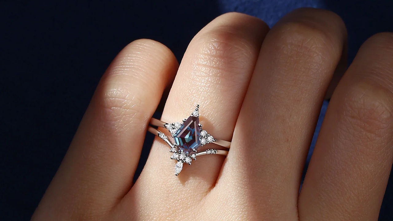The Magic of Alexandrite: A Ring That Changes with the Light